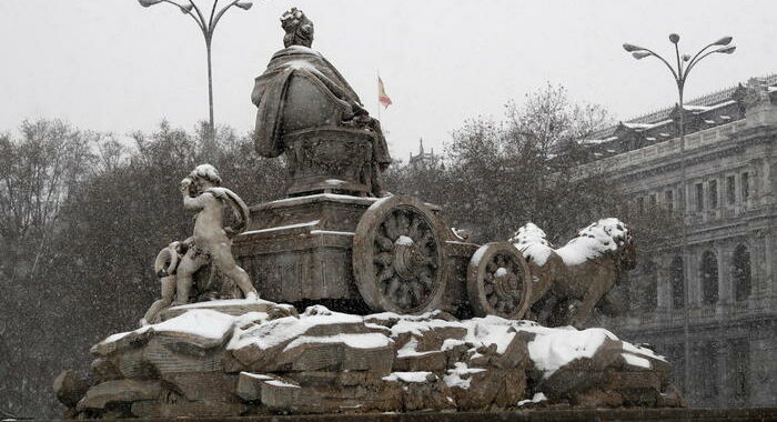 Tempesta di neve Filomena travolge la Spagna, allerta rossa