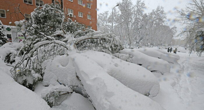 Tempesta di neve, stop voli a Madrid