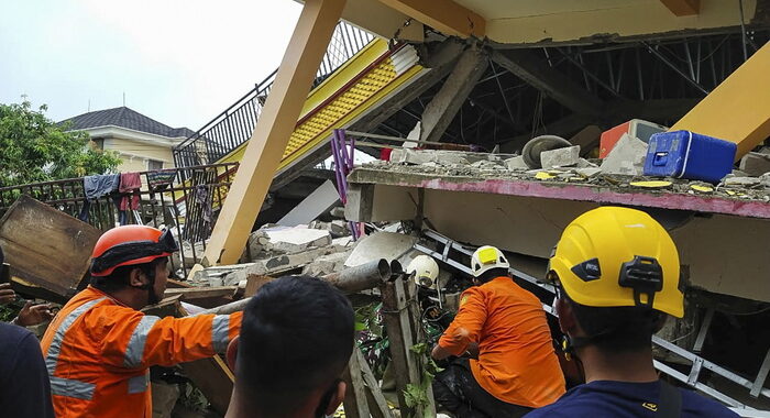 Terremoto in Indonesia, crolla hotel: 3 morti e 24 feriti