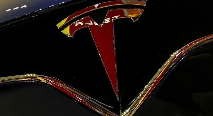 Tesla, agenzia sicurezza Usa chiede richiamo 158 mila auto