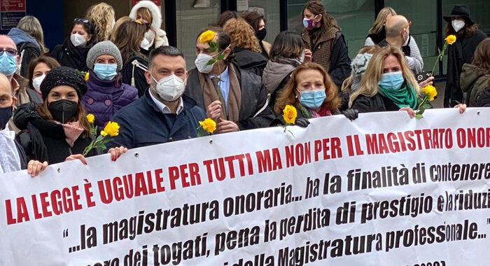 Torna protesta toghe onorarie, in cento a flashmob a Roma