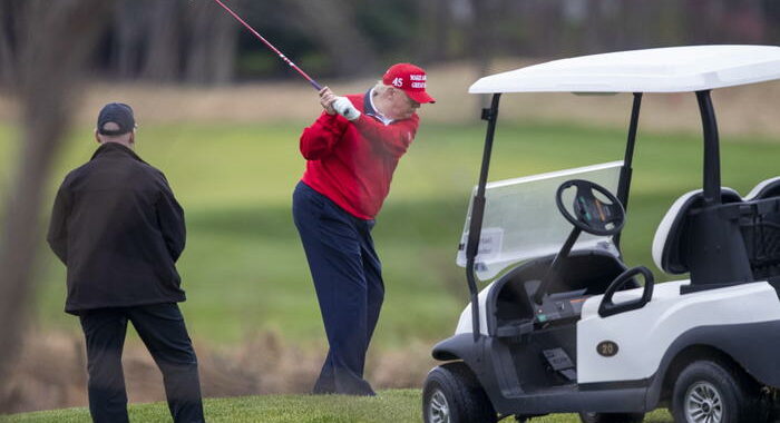 Trump gioca a golf e annuncia ‘farò qualcosa ma non subito’