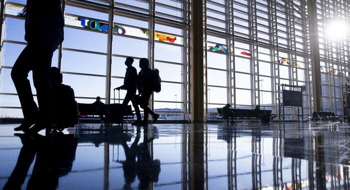 Trump revoca bando viaggi da area Schengen e Gb per Covid