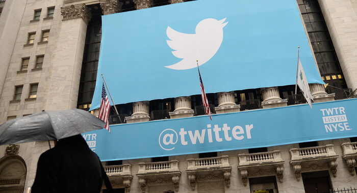 Twitter chiude 70mila account legati a teoria QAnon