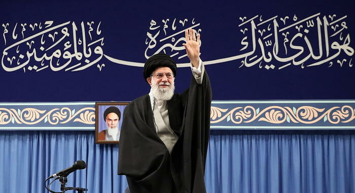 Twitter sospende account di Khamenei dopo le minacce a Trump