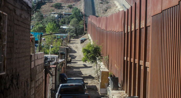 Biden fa entrare i richiedenti asilo bloccati in Messico