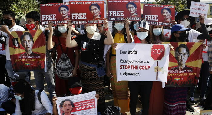 Birmania: attivisti anti golpe cercano di impedire arresti