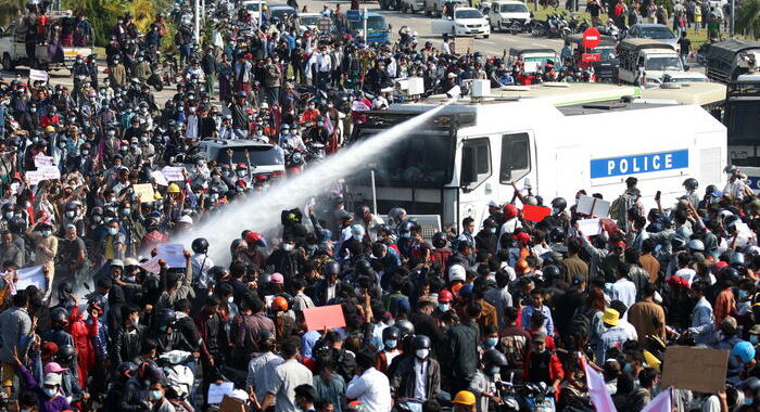 Birmania: cannoni ad acqua contro manifestanti a Naypyidaw