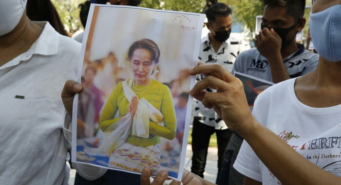 Birmania: Londra condanna le accuse a Suu Kyi