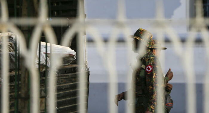 Birmania, militari bloccano l’accesso a Facebook