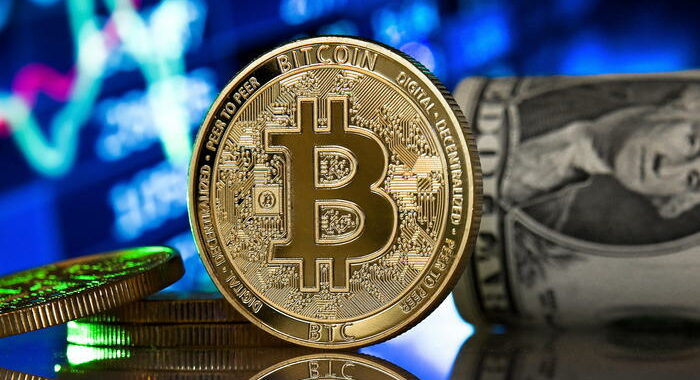 Bitcoin: sfonda la soglia dei 50.000 dollari