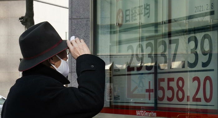 Borsa: Nikkei sfonda quota 30.000, prima volta in 30 anni