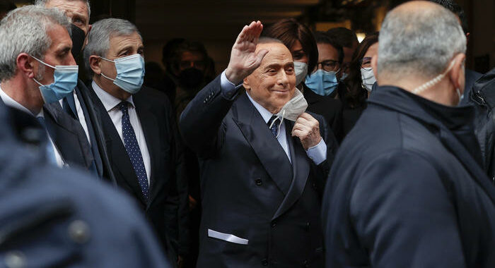 Caduta accidentale per Berlusconi, contusione al fianco