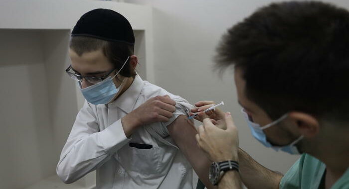 Covid: al 45,3% i vaccinati in Israele con una dose