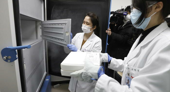 Covid: Corea Sud, vaccino AstraZeneca off limits per over 65