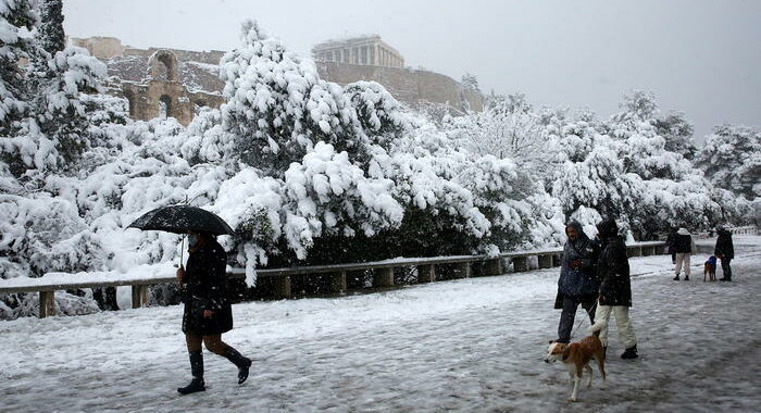 Covid: Grecia, forte nevicata ad Atene, vaccinazioni sospese