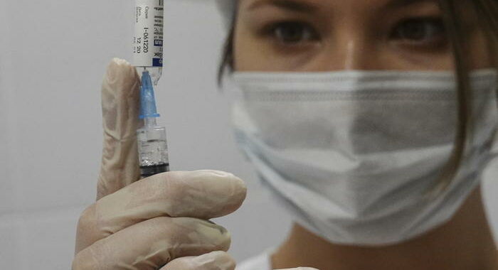 Covid: in aumento fiducia globale nei vaccini
