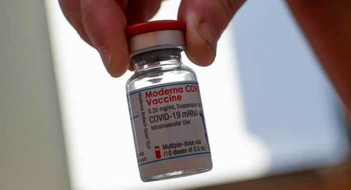 Covid: Moderna chiede aumento dosi in fiale dopo ok Fda