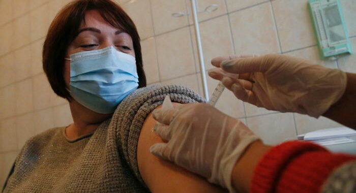 Covid: Ucraina mette al bando il vaccino russo Sputnik V