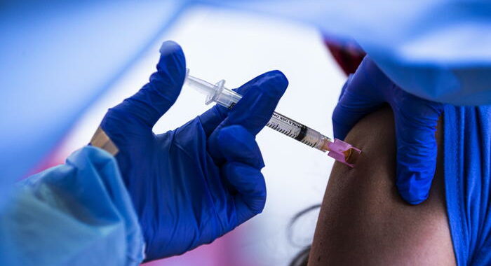 Covid: Usa, aumentano gli americani disposti a vaccinarsi