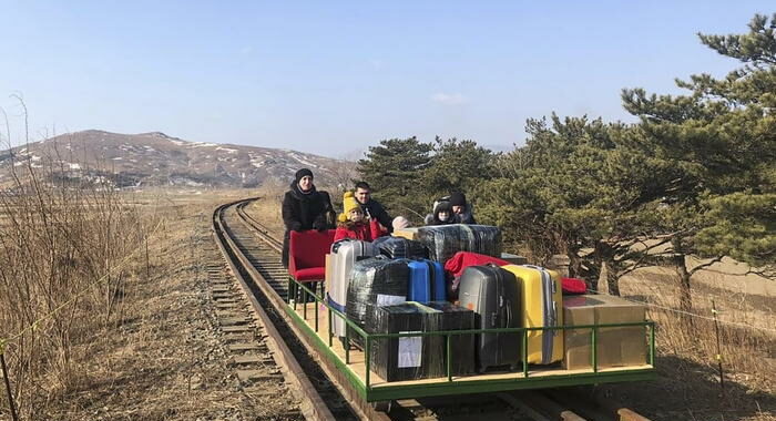 Diplomatici russi via da Corea Nord su carrello ferroviario