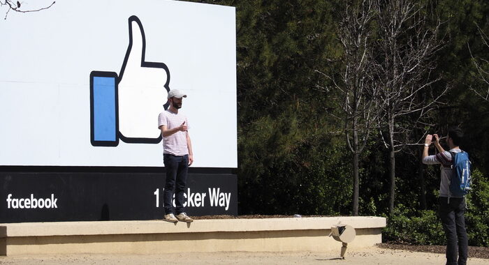 Facebook: 97% contenuti odio rimossi sono individuati con AI