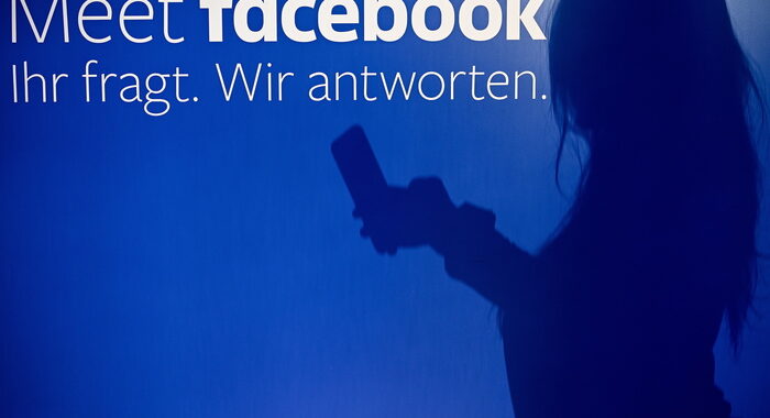 Facebook sperimenta meno politica nel flusso di notizie