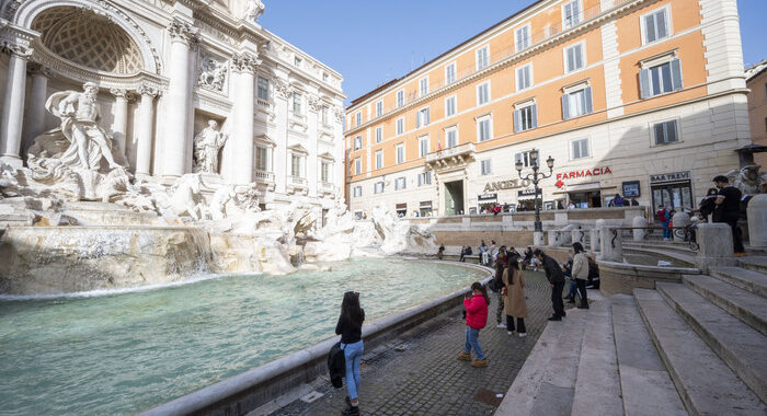 Folla in centro Roma, chiusa Fontana di Trevi