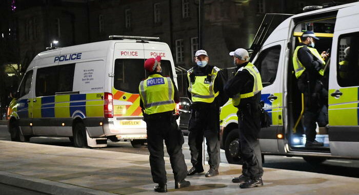 Gb: accoltellamenti in Scozia, morto uomo al volante veicolo