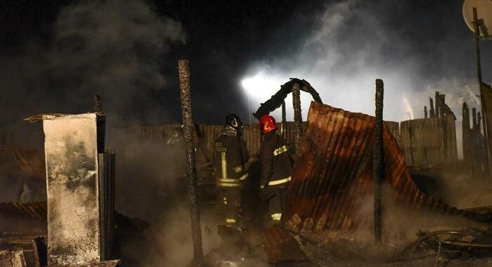 Incendio in baraccopoli migranti nel casertano, un morto