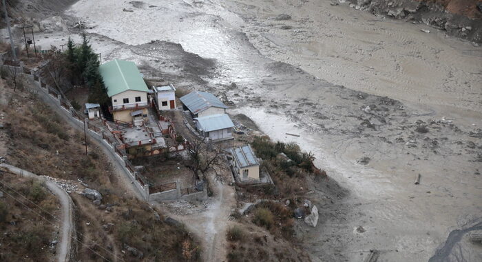 India: 26 morti e 171 dispersi nel crollo del ghiacciaio