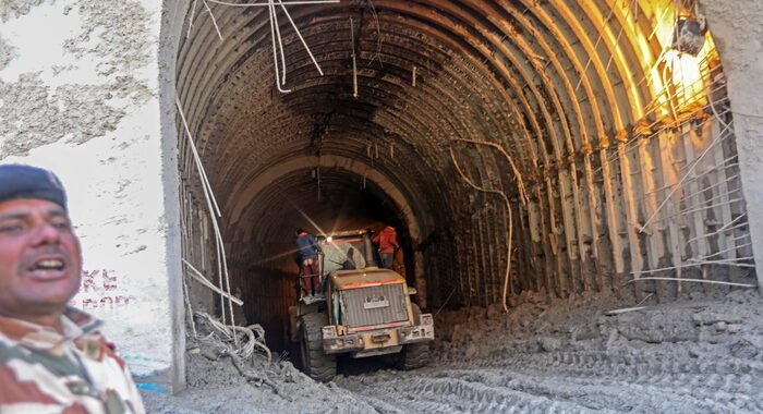 India: crollo ghiacciaio, al lavoro per salvare 34 in tunnel