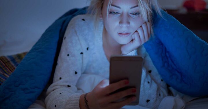 Luce blu smartphone, fa davvero così male al sonno?