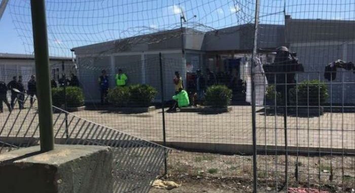 Migranti: ‘baraccopoli’ Foggia sarà ‘Cittadella Accoglienza’