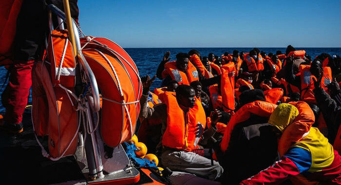 Migranti: Italia concede porto Augusta a Ocean Viking
