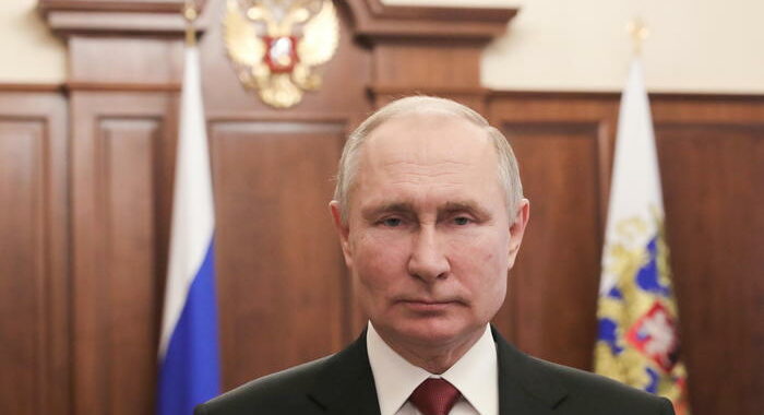 Russia: sondaggio, 48% dei russi vuole Putin oltre il 2024