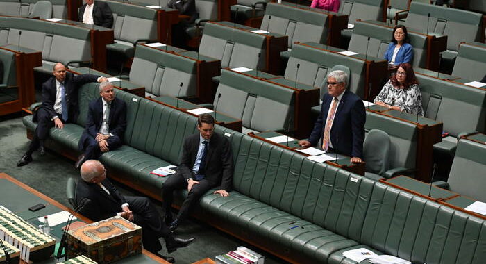 Stuprata in una stanza del parlamento, choc in Australia