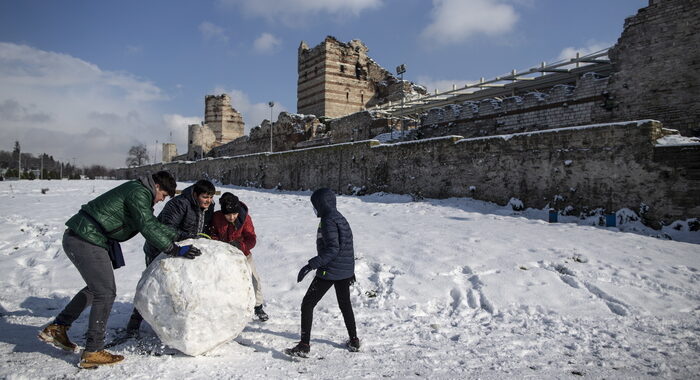 Turchia: forti nevicate a Istanbul, crolli e disagi