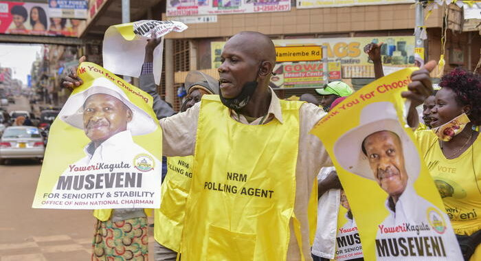 Uganda: arrestati due uomini per frustate a pupazzo Museveni