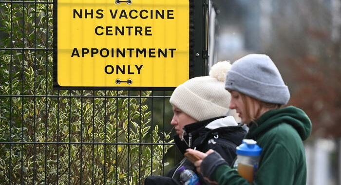 Vaccini: Gb promette una dose a tutti gli adulti per luglio