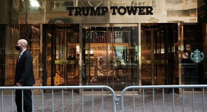Via le protezioni davanti alla Trump Tower di New York
