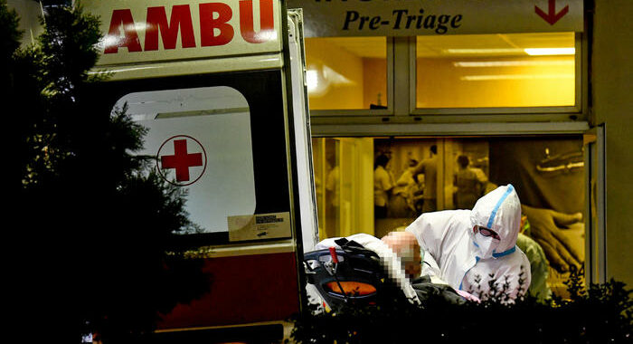 Accoltellata da compagno 12 volte, morta donna a Napoli