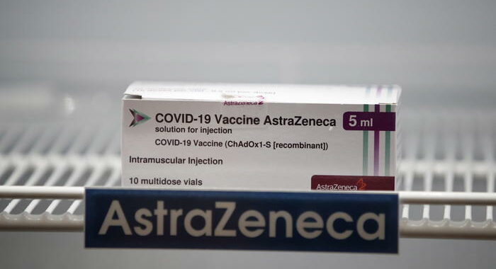 AstraZeneca, nuovi tagli alle forniture di vaccini all’Ue