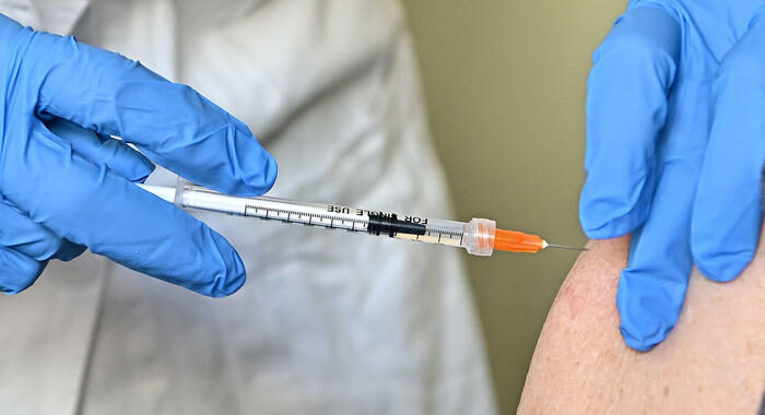 AstraZeneca: ripresi vaccini Piemonte, stop lotto ABV5811