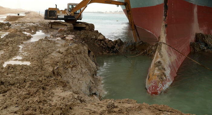 Autorità, navigazione momentaneamte sospesa in canale Suez