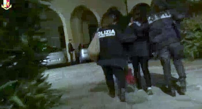 Bimbo morto a Novara, ergastolo a madre ed ex compagno