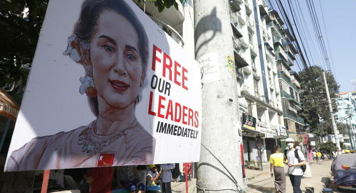 Birmania: Aung San Suu Kyi accusata di corruzione