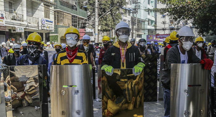 Birmania, manifestanti in piazza anche oggi, ‘vinceremo’