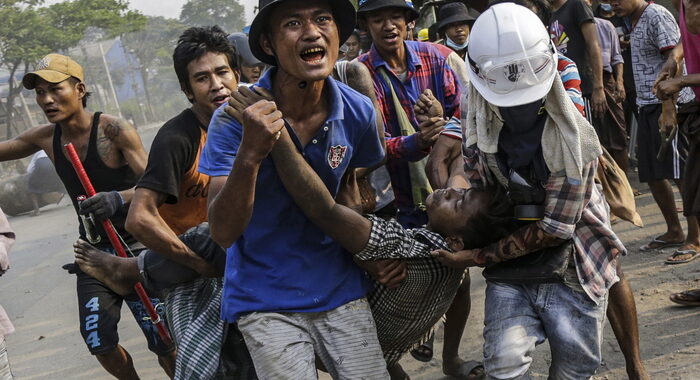Birmania: proseguono le proteste,altri 5 manifestanti uccisi
