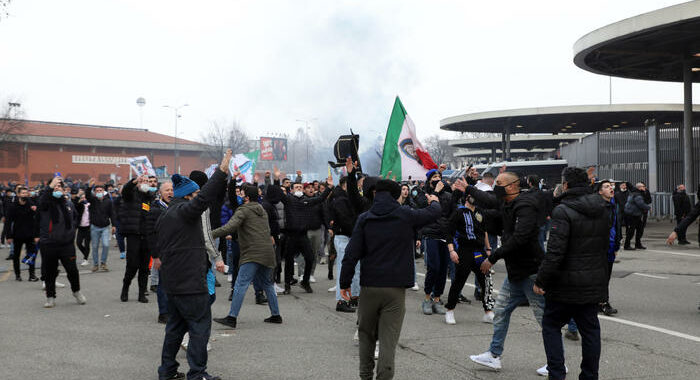 Calcio: assembramento al derby, sanzioni